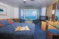foto camarote categoria Junior Suite con ventana panorámica.
